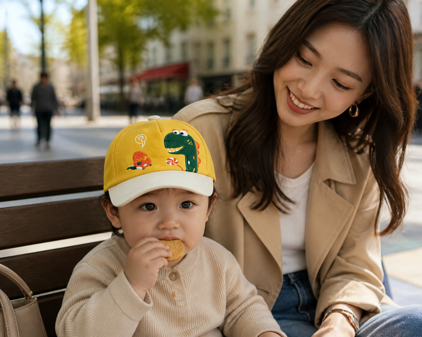 bébé mange un biscuit et porte sa casquette bebe dinosaure