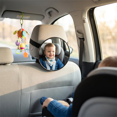 bébé sourit en regardant maman dans son Miroir pour voiture bébé