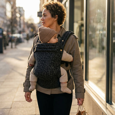 maman porte bébé dans son porte bebe en ville