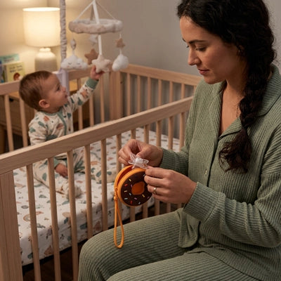 maman avec bébé et tient à la main sa boite a tetine - donuts