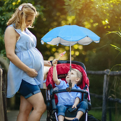 Ombrelle poussette rarçon et maman au parc