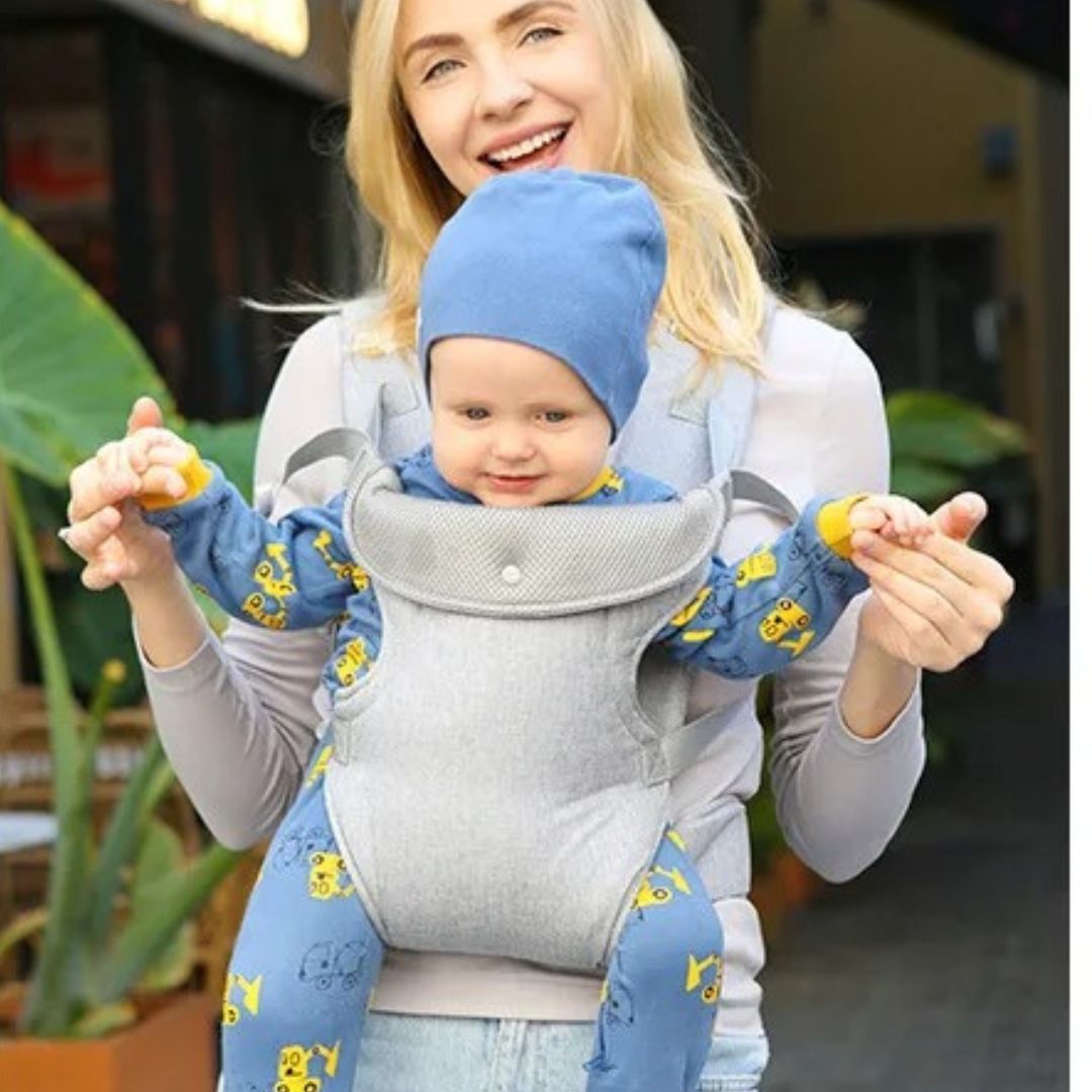 porte-bébé gris clair bébé heureux porté par maman