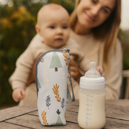 bébé regarde son biberon et son porte biberon