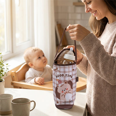 maman tient le porte biberon pour donner du lait à son bébé