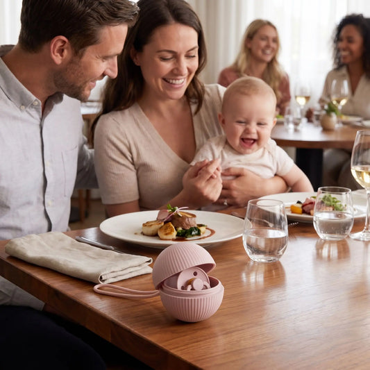 boite à sucettes posée sur la table au rastaurant, bébé avec ses parents souriants