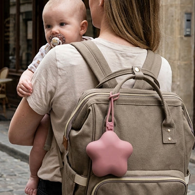 boite a tetine rose accorché au sac à langer