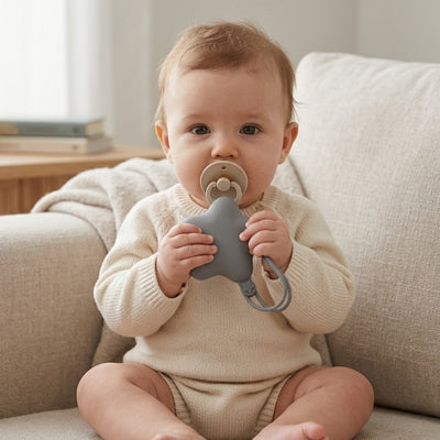 bébé joue avec sa Boite a tetine