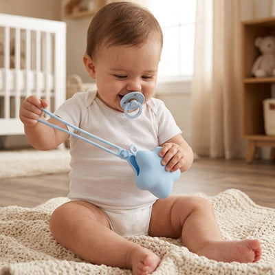 bébé joue avec sa boite a tetine étoile bleu