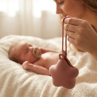 bébé s'endort er sa tétine protégé dans sa boite a tetine
