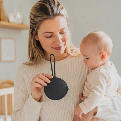 maman porte son bébé et la boite a tetine