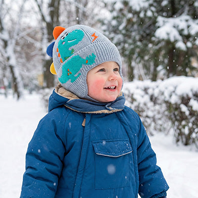 bébé porte son bonnet bebe  bleu clair