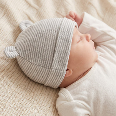 bébé endormi porte son bonnet bebe chaud gris