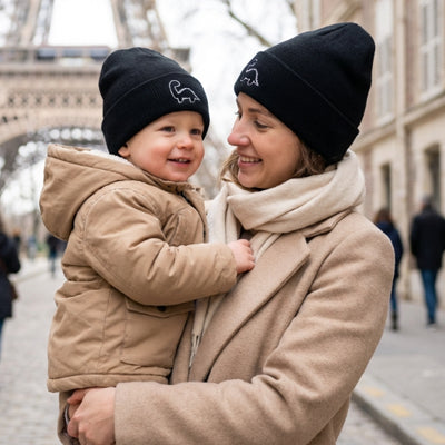 bébé sourit et porte son bonnet bebe chaud noir bouillet