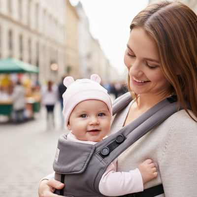 maman porte bébé en ville bien au chaud dans son bonnet bebe chaud
