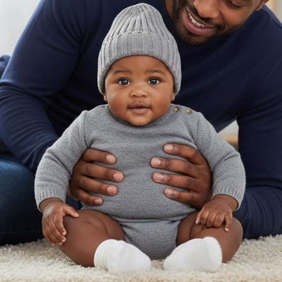 bébé porte son bonnet bebe gris