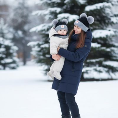 bébé bien au chand avec son bonnet bebe gris