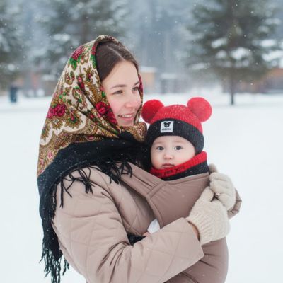 maman porte son bébé au chand avec son bonnet bebe 