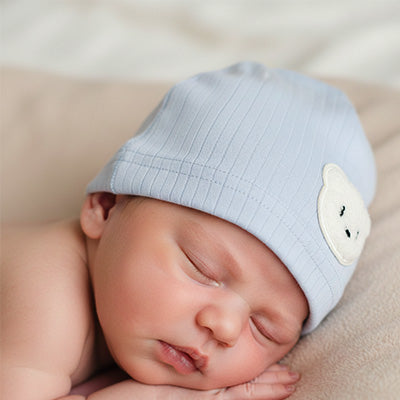 bébé endormi avec son bonnet bebe naissance