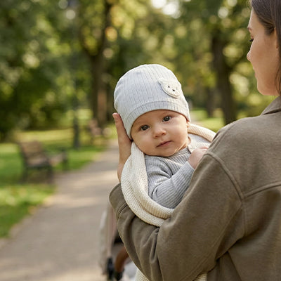 maman porte bébé au parc avec son bonnet bébé naissance chaud bleu