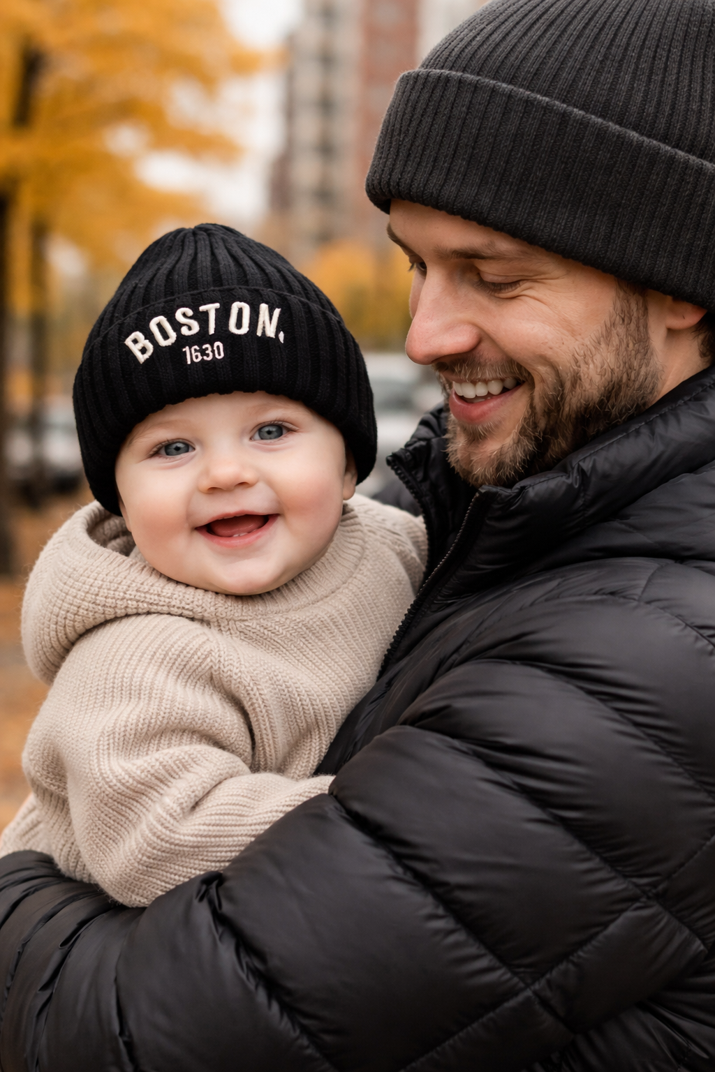 bébé porte son bonnet bebe porté par papa