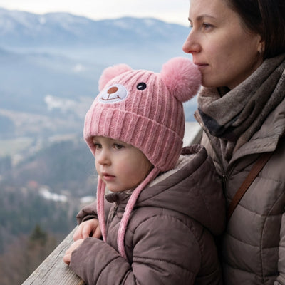 bébé avec maman et porte son bonnet pour bebe rose