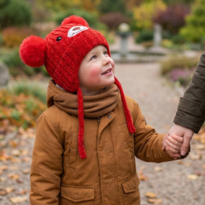 bébé en promenade porte son bonnet pour bebe rouge