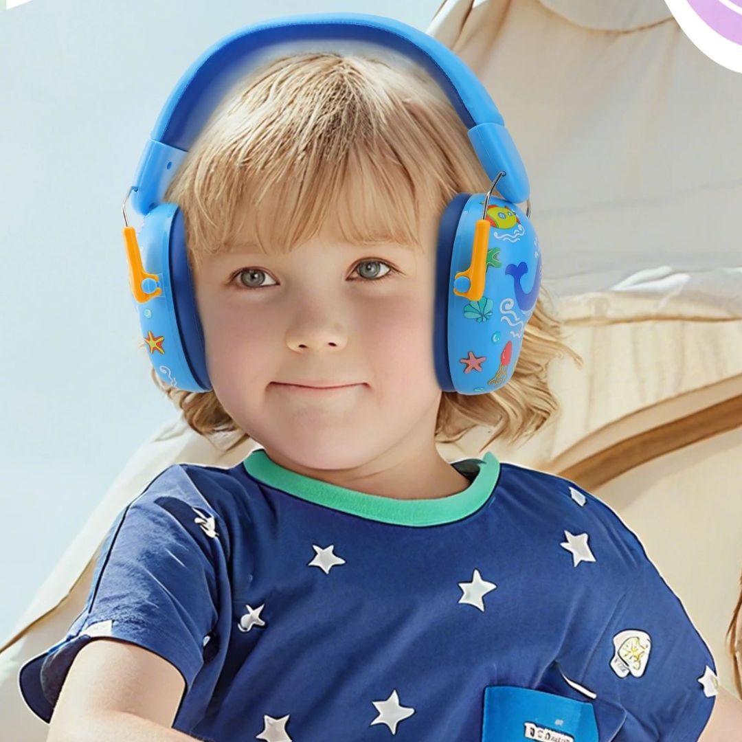Casque anti-bruit enfant détendu malgré le bruit