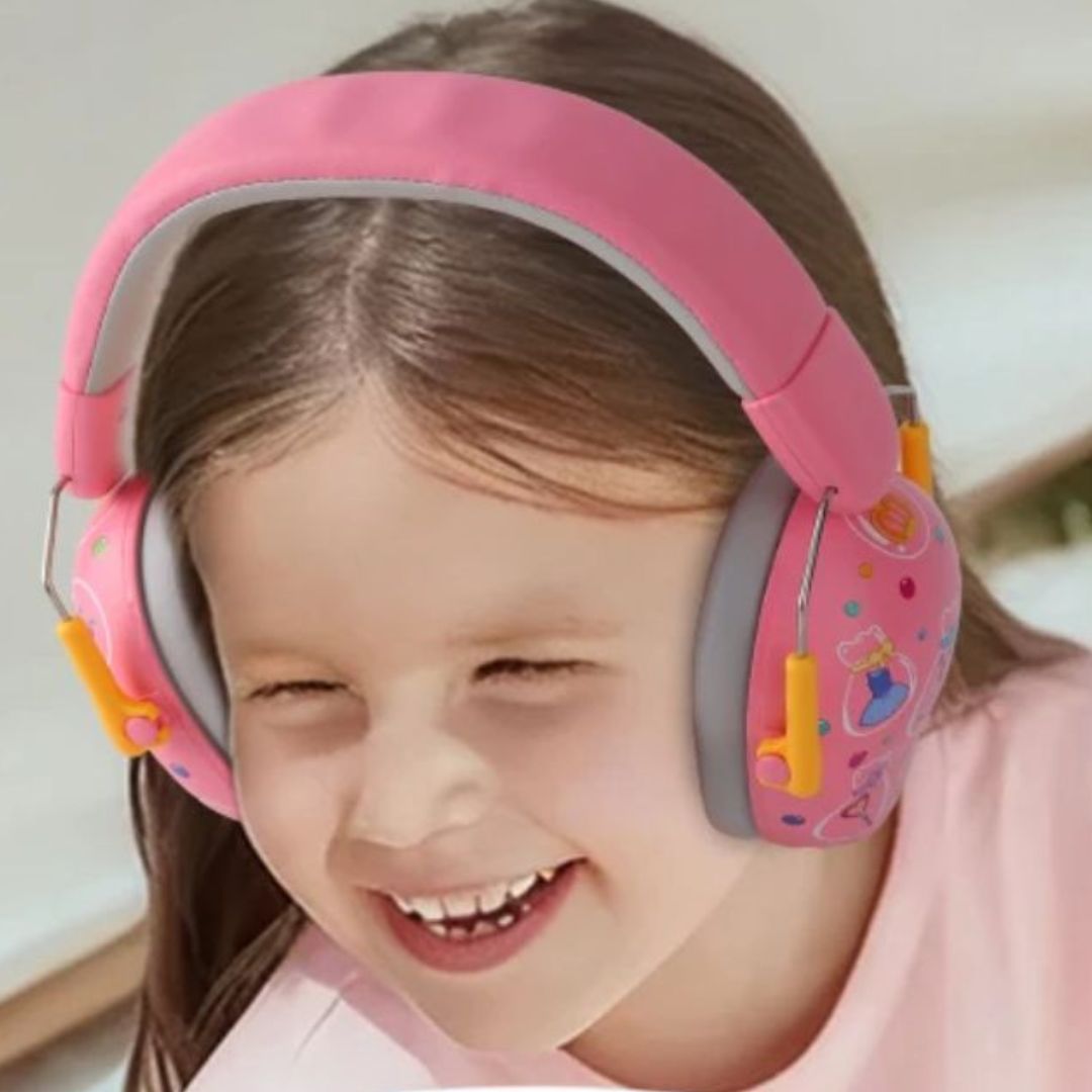 Casque anti-bruit enfant fille heureuse