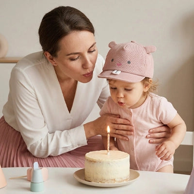 bébé porte sa casquette bebe adorable aux oreilles de lapin et souffle sa bougie