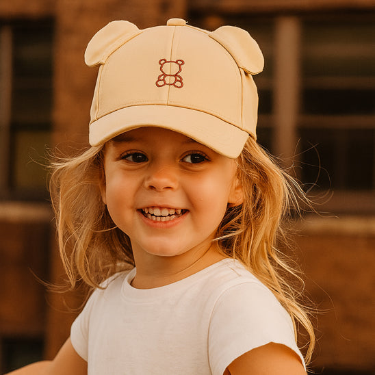 Fille qui porte une jolie casquette bebe 