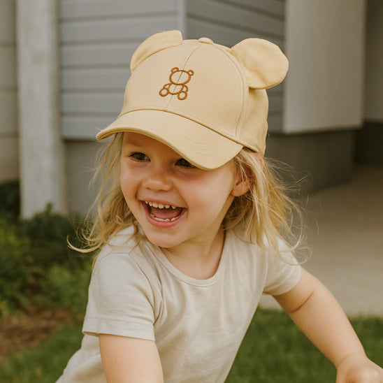 jolie fille porte la casquette bebe beige