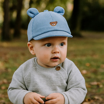 bébé porte sa casquette bebe bleu à oreilles