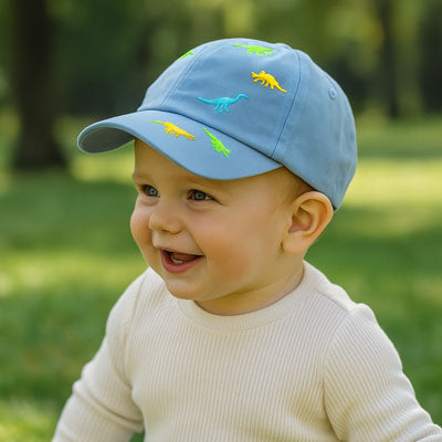 bébé porte sa casquette bebe bleue au parc