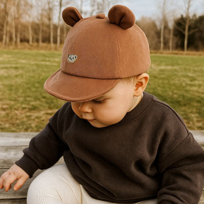 bébé porte sa casquette bebe ours marron café