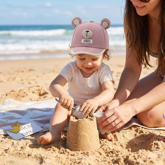 bébé  la plage porte sa jolie casquette bébé fille