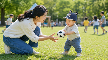 bébé joue au ballon avec maman et porte sa casquette bébé garçon