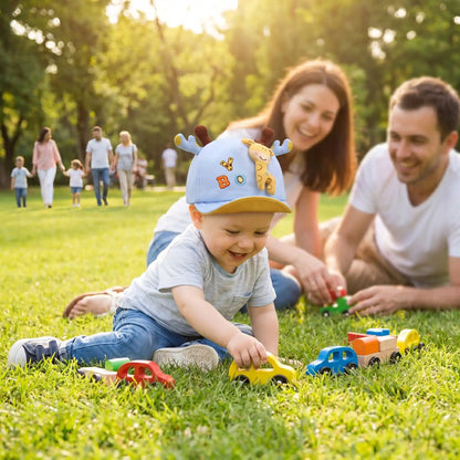 bébé joue au parc et et porte sa casquette bebe girafe bleu