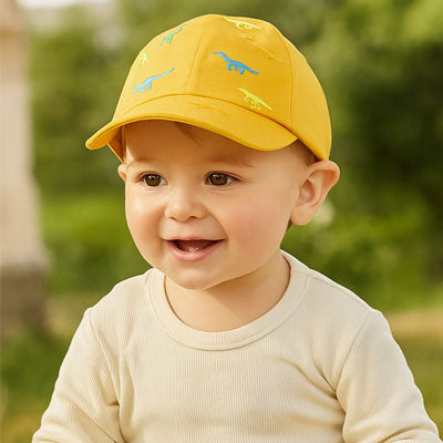 bébé porte sa casquette bebe jaune au parc