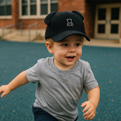 Garçon court et porte sa casquette bebe noire