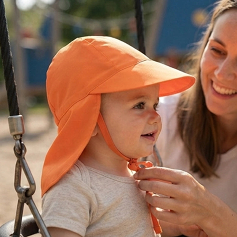 bébé sa casquette bebe orange qui le protège des UV
