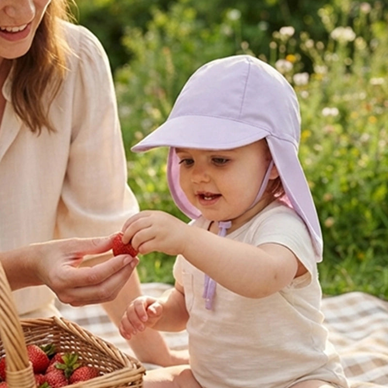 bébé avec maman mange des fraises et porte sa casquette bebe