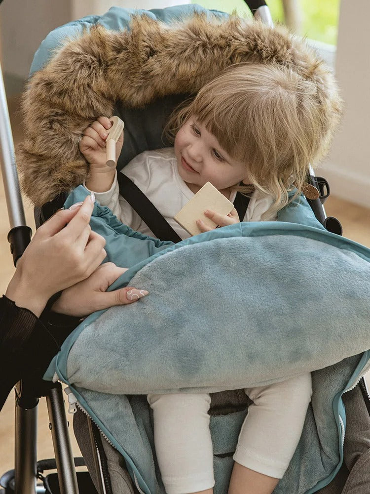 chancelière bébé amusée dans sa poussette