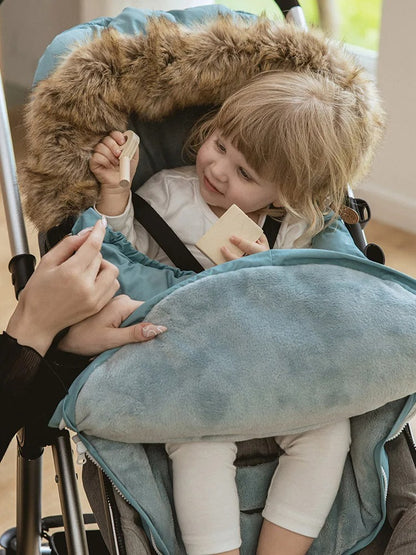 chancelière bébé amusée dans sa poussette