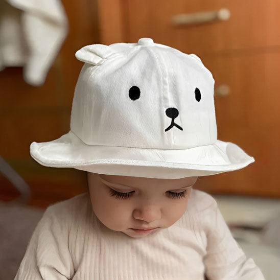 bébé à la maison qui porte son chapeau bébé