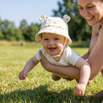 bébé porte son chapeau bébé au parc