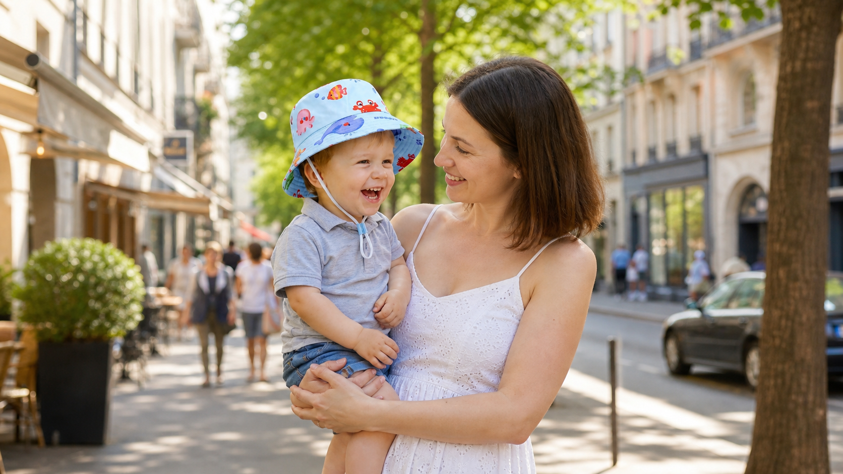 maman porte son bébé et porte un chapeau bébé garçon
