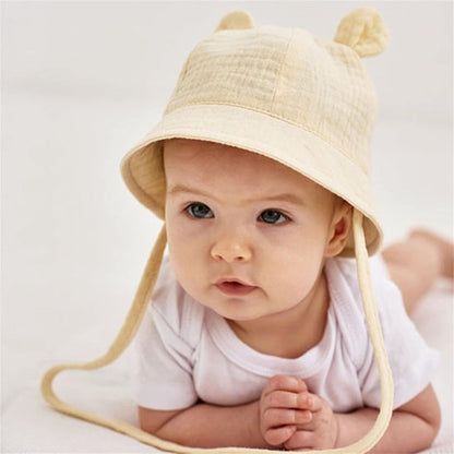 bébé porte sn chapeau bebe jaune clair