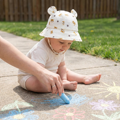 bébé porte son chapeau bébé en jouant