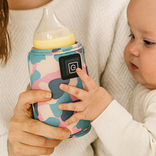 chauffe biberon nomade bébé dans les bras de maman