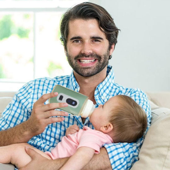 chauffe biberon portable papa donne le biberon à bébé